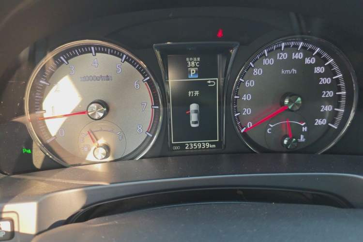 Used Toyota Crown 2015 2.0T Fashion Edition Odometer Close Up