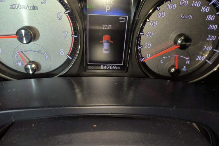 Used Toyota Crown 2015 2.0T Fashion Edition Odometer Close Up