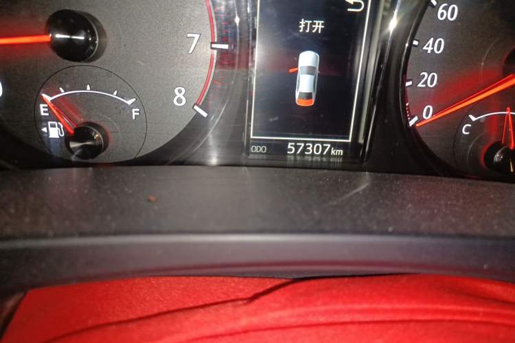 Used Toyota Crown 2015 2.0T Fashion Edition Odometer Close Up