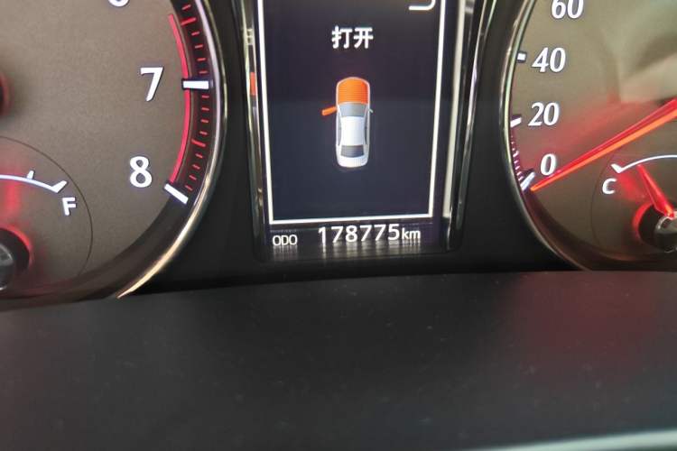 Used Toyota Crown 2015 2.5L Fashion Limited Edition Odometer Close Up