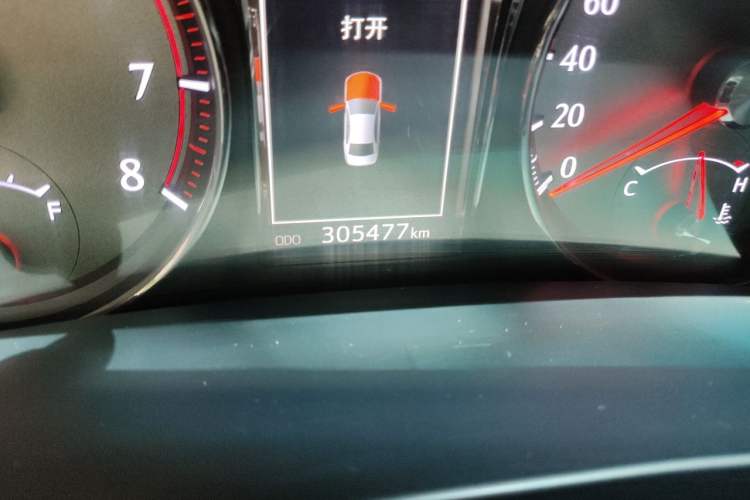 Used Toyota Crown 2015 2.0T Fashion Edition Odometer Close Up