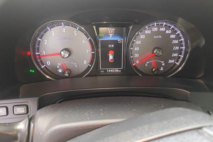 Used Toyota Crown 2015 2.0T Fashion Edition Odometer Close Up