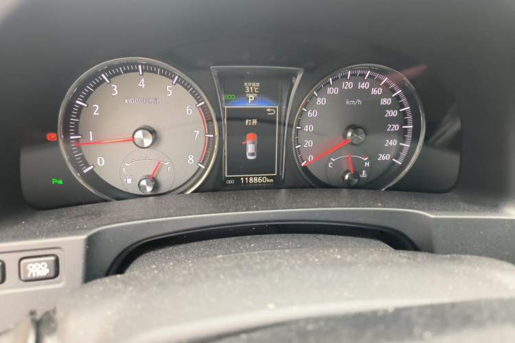Used Toyota Crown 2015 2.0T Fashion Edition Odometer Close Up