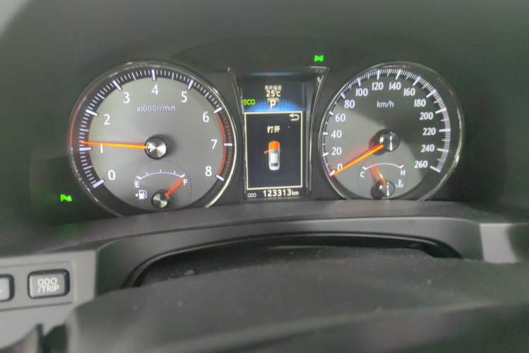 Used Toyota Crown 2015 2.0T Fashion Edition Odometer Close Up