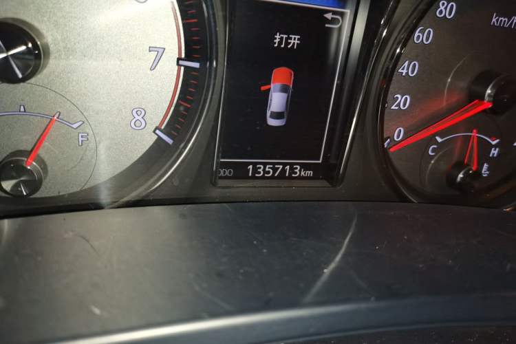 Used Toyota Crown 2015 2.0T Fashion Edition Odometer Close Up