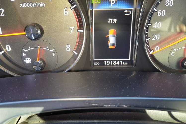 Used Toyota Crown 2015 2.0T Fashion Edition Odometer Close Up