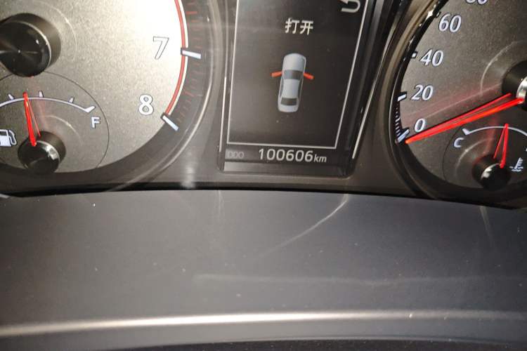 Used Toyota Crown 2015 2.0T Fashion Edition Odometer Close Up