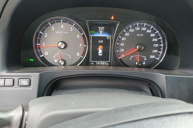 Used Toyota Crown 2015 2.0T Fashion Edition Odometer Close Up