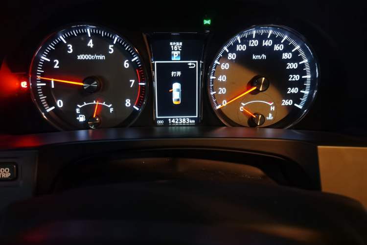Used Toyota Crown 2015 2.5L Luxury Edition Odometer Close Up