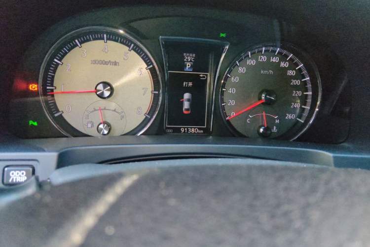 Used Toyota Crown 2015 2.0T Fashion Edition Odometer Close Up
