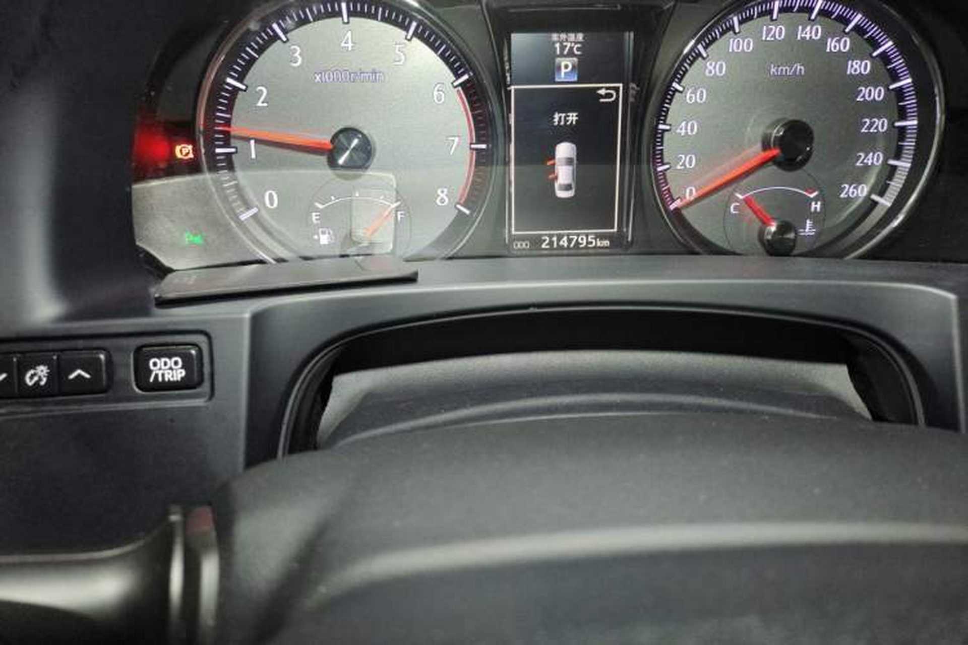 Used Toyota Crown 2015 2.0T Fashion Edition Odometer Close Up