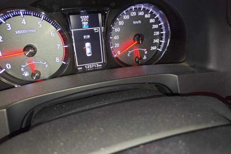 Used Toyota Crown 2015 2.0T Fashion Edition Odometer Close Up