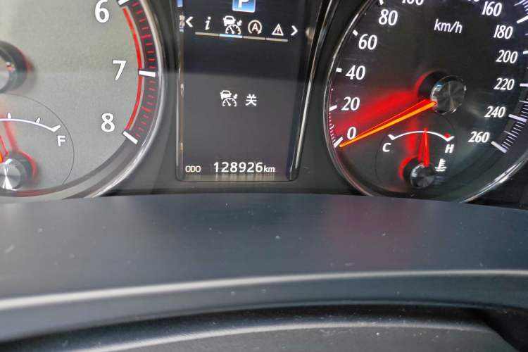 Used Toyota Crown 2015 2.0T Fashion Edition Odometer Close Up