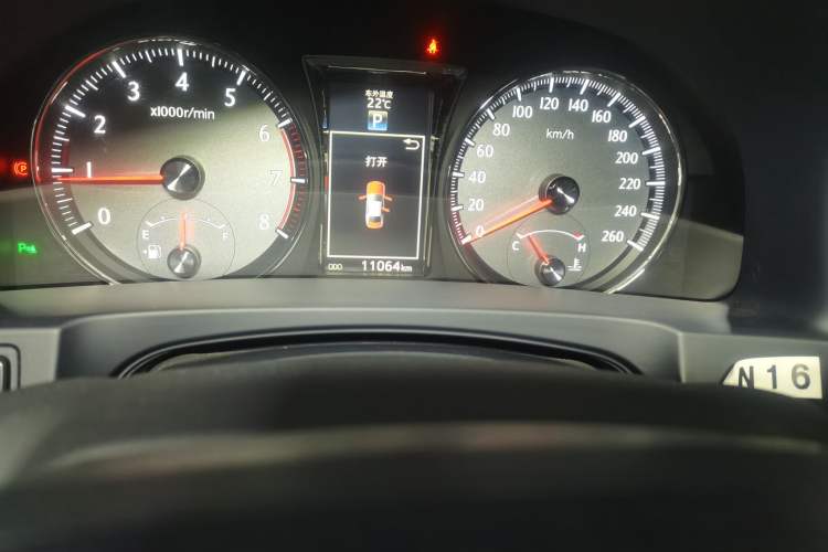 Used Toyota Crown 2015 2.0T Fashion Edition Odometer Close Up