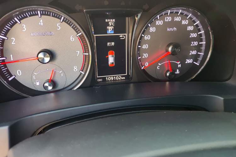Used Toyota Crown 2015 2.0T Fashion Edition Odometer Close Up