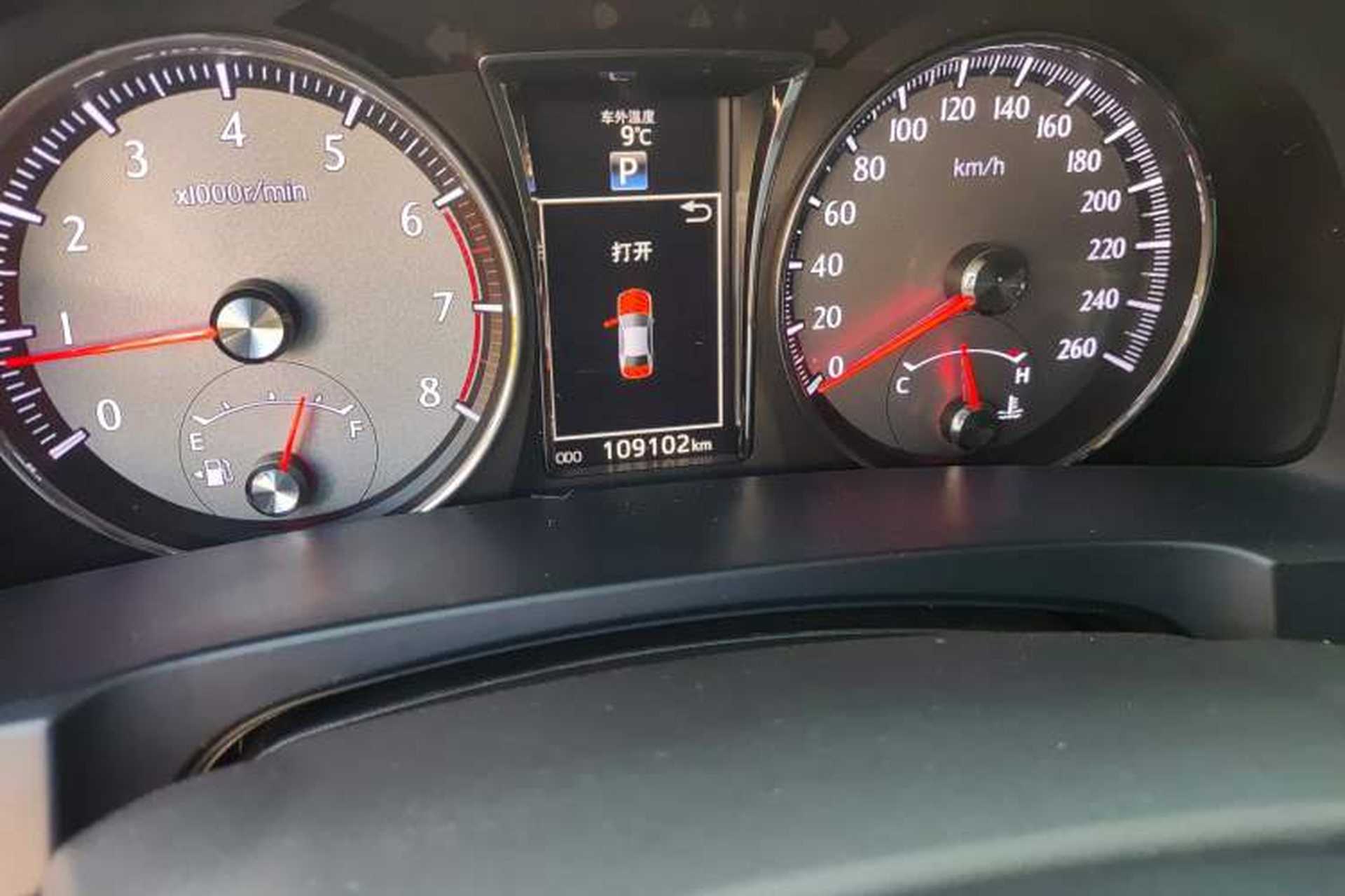 Used Toyota Crown 2015 2.0T Fashion Edition Odometer Close Up