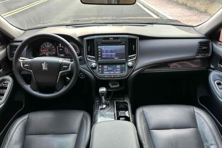 Used Toyota Crown 2017 2.0T Sport Edition Interior 1