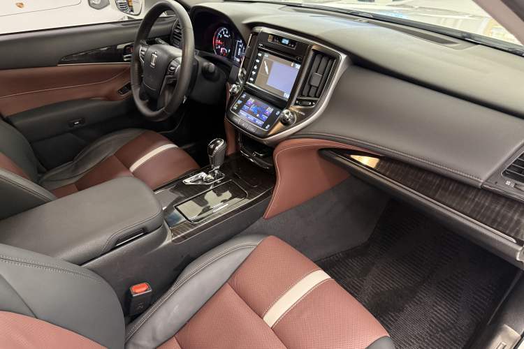 Used Toyota Crown 2017 2.0T Sport Edition Interior 10