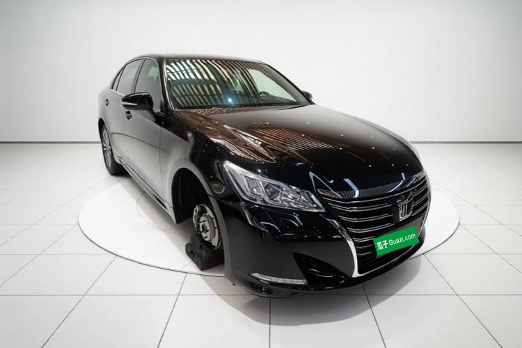 Used Toyota Crown 2018 2.0T Fashion Edition Front Right 45 Deg
