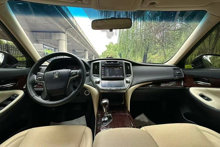 Used Toyota Crown 2018 2.0T Fashion Edition Interior 1