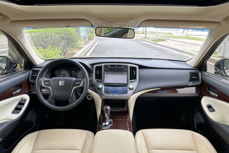 Used Toyota Crown 2018 2.0T Fashion Edition Interior 1