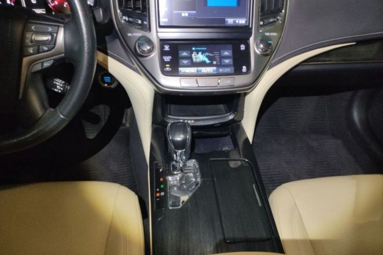 Used Toyota Crown 2018 2.0T Fashion Edition Interior 4