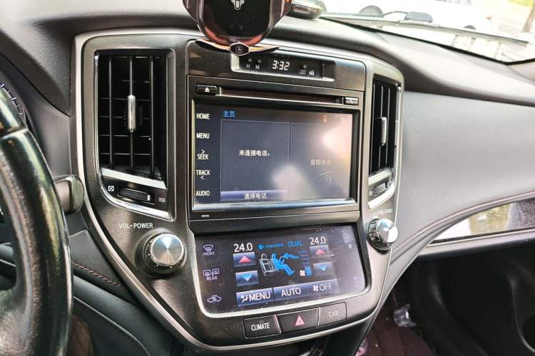 Used Toyota Crown 2018 2.0T Fashion Edition Odometer Close Up