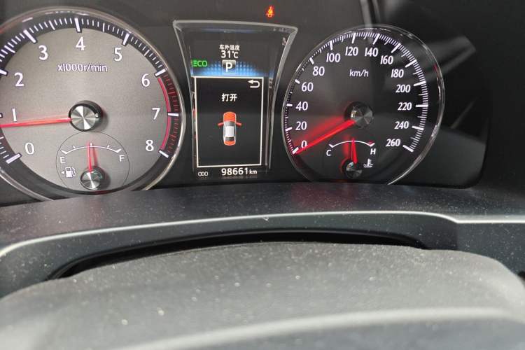 Used Toyota Crown 2018 2.0T Fashion Edition Odometer Close Up