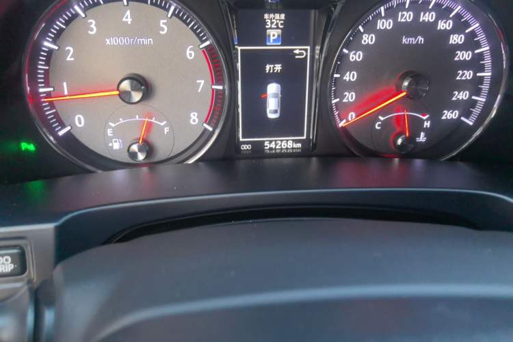Used Toyota Crown 2018 2.0T Fashion Edition Odometer Close Up