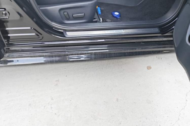 Used Toyota Crown 2018 2.0T Fashion Edition Right Side Sill