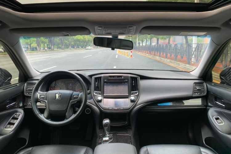 Used Toyota Crown 2018 2.0T Fashion Edition Interior 1