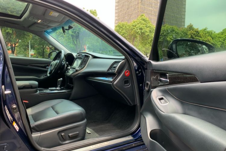 Used Toyota Crown 2018 2.0T Fashion Edition Interior 9
