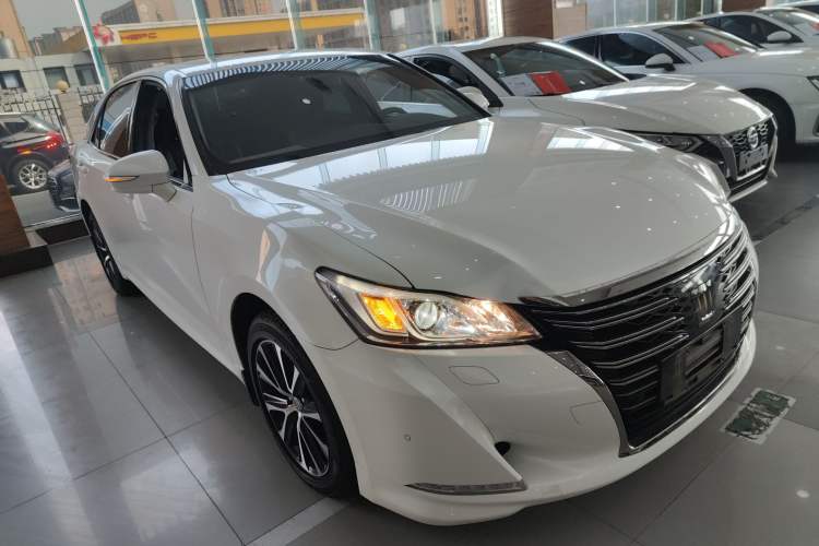 Used Toyota Crown 2018 2.0T Fashion Edition Front Right 45 Deg