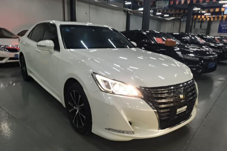 Used Toyota Crown 2018 2.0T Fashion Edition Front Right 45 Deg
