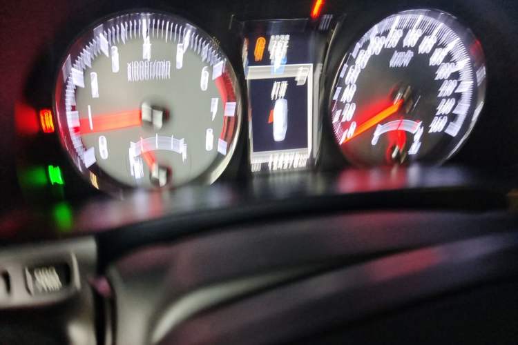 Used Toyota Crown 2018 2.0T Fashion Edition Odometer Close Up