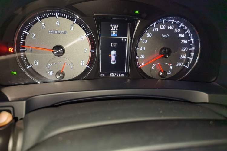 Used Toyota Crown 2018 2.0T Fashion Edition Odometer Close Up