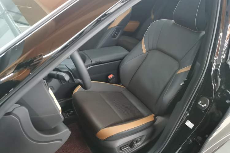 Used Toyota Crown 2023 2.4T SportCross HEV Four-Wheel Drive Ultimate Edition Left Front Seat