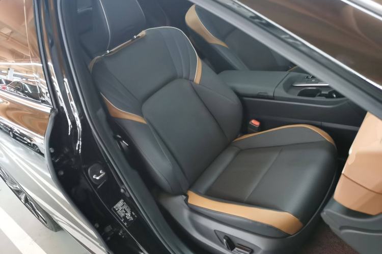 Used Toyota Crown 2023 2.4T SportCross HEV Four-Wheel Drive Ultimate Edition Right Front Seat