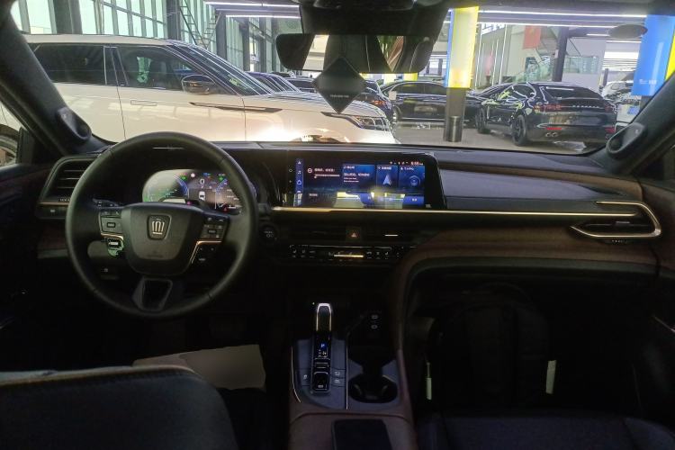 Used Toyota Crown 2023 2.5L SportCross HEV Two-Wheel Drive Prestige Edition Center Console