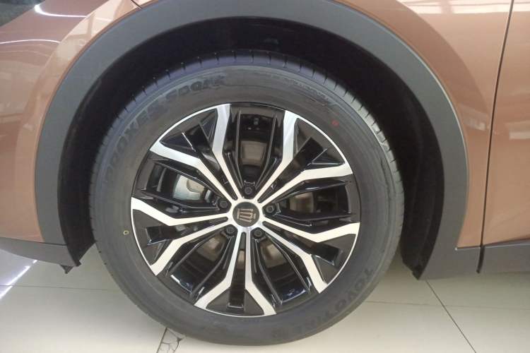 Used Toyota Crown 2023 2.5L SportCross HEV Two-Wheel Drive Prestige Edition Left Front Wheel Hub