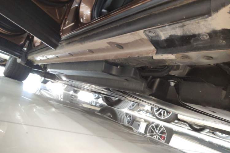 Used Toyota Crown 2023 2.5L SportCross HEV Two-Wheel Drive Prestige Edition Left Side Sill