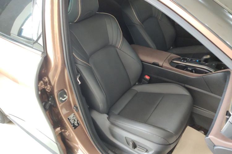 Used Toyota Crown 2023 2.5L SportCross HEV Two-Wheel Drive Prestige Edition Right Front Seat