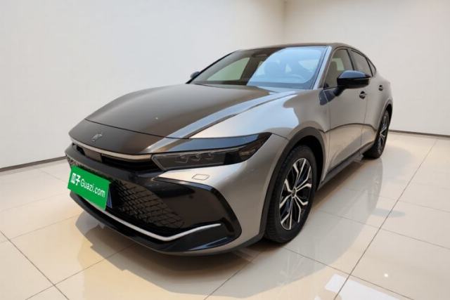 Ojetý Toyota Crown 2023 2.5L SportCross HEV Two-Wheel Drive Prestige Edition