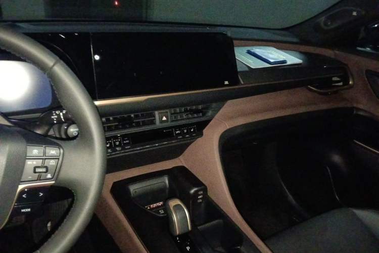 Used Toyota Crown 2023 2.5L SportCross HEV Two-Wheel Drive Prestige Edition Audio And AC Panel