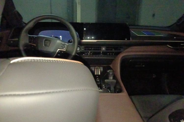 Used Toyota Crown 2023 2.5L SportCross HEV Two-Wheel Drive Prestige Edition Center Console