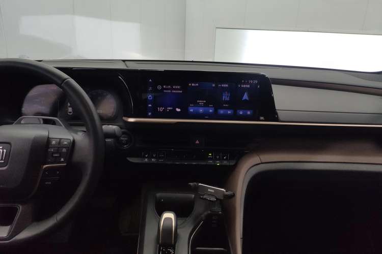 Used Toyota Crown 2023 2.5L SportCross HEV Two-Wheel Drive Prestige Edition Audio And AC Panel