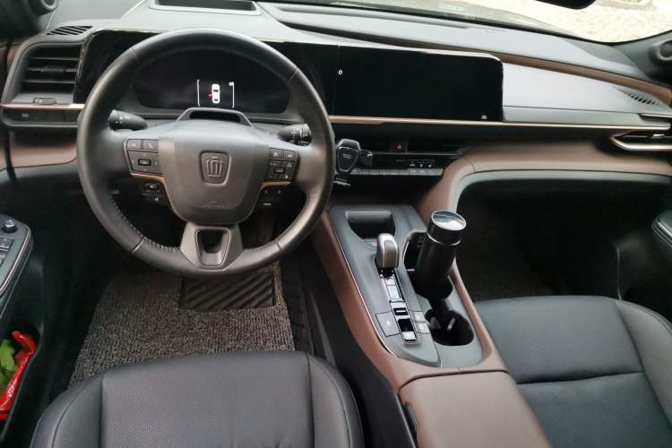 Used Toyota Crown 2023 2.5L SportCross HEV Two-Wheel Drive Prestige Edition Center Console