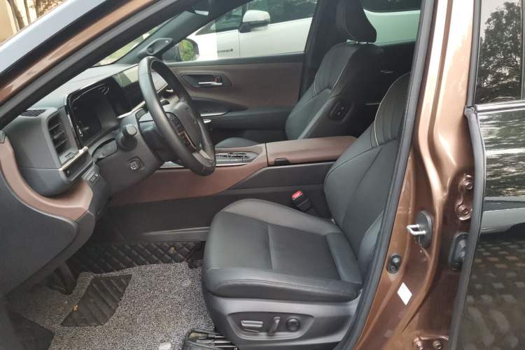Used Toyota Crown 2023 2.5L SportCross HEV Two-Wheel Drive Prestige Edition Left Front Seat