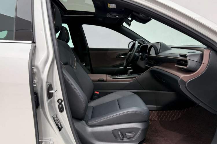 Used Toyota Crown 2023 2.5L SportCross HEV Two-Wheel Drive Prestige Edition Interior 10