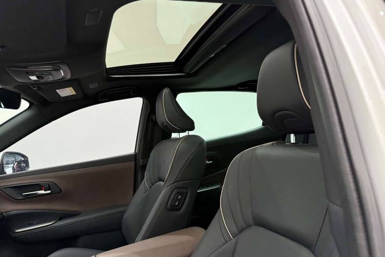 Used Toyota Crown 2023 2.5L SportCross HEV Two-Wheel Drive Prestige Edition Interior 4